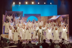 Gabriel-leads-the-Angels-in-Praise